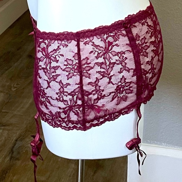 VS Garter Skirt Set - Picture 12 of 13